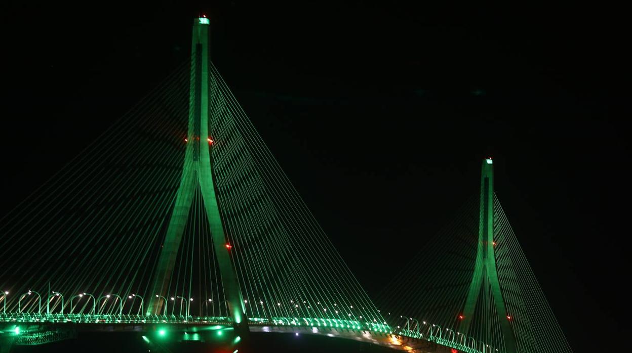 El Segundo Puente iluminado de verde.