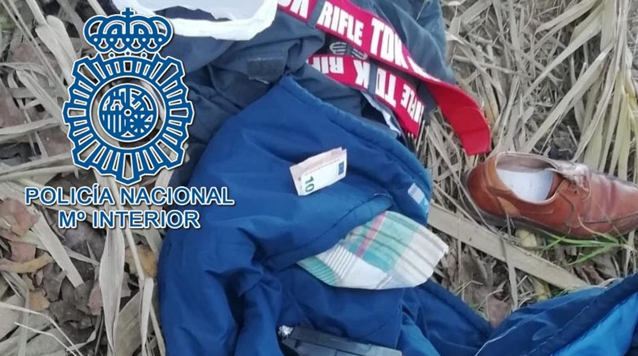 La ropa del ladrón junto con parte del dinero atracado y la pistola de fogueo usada