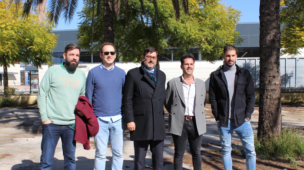 El alcalde de Utrera, junto a los empresarios que van a impulsar la apertura de esta nueva terraza