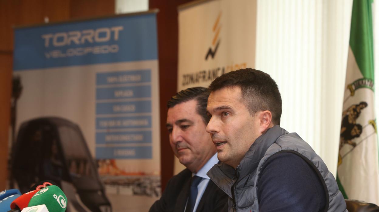 Iván Contreras, CEO de Torrot, durante la firma del contrato de alquiler con Zona Franca de la nave de Altadis