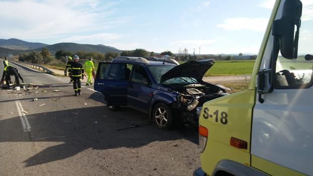 Un turismo choca con una caravana en una carretera de la Sierra de Cádiz