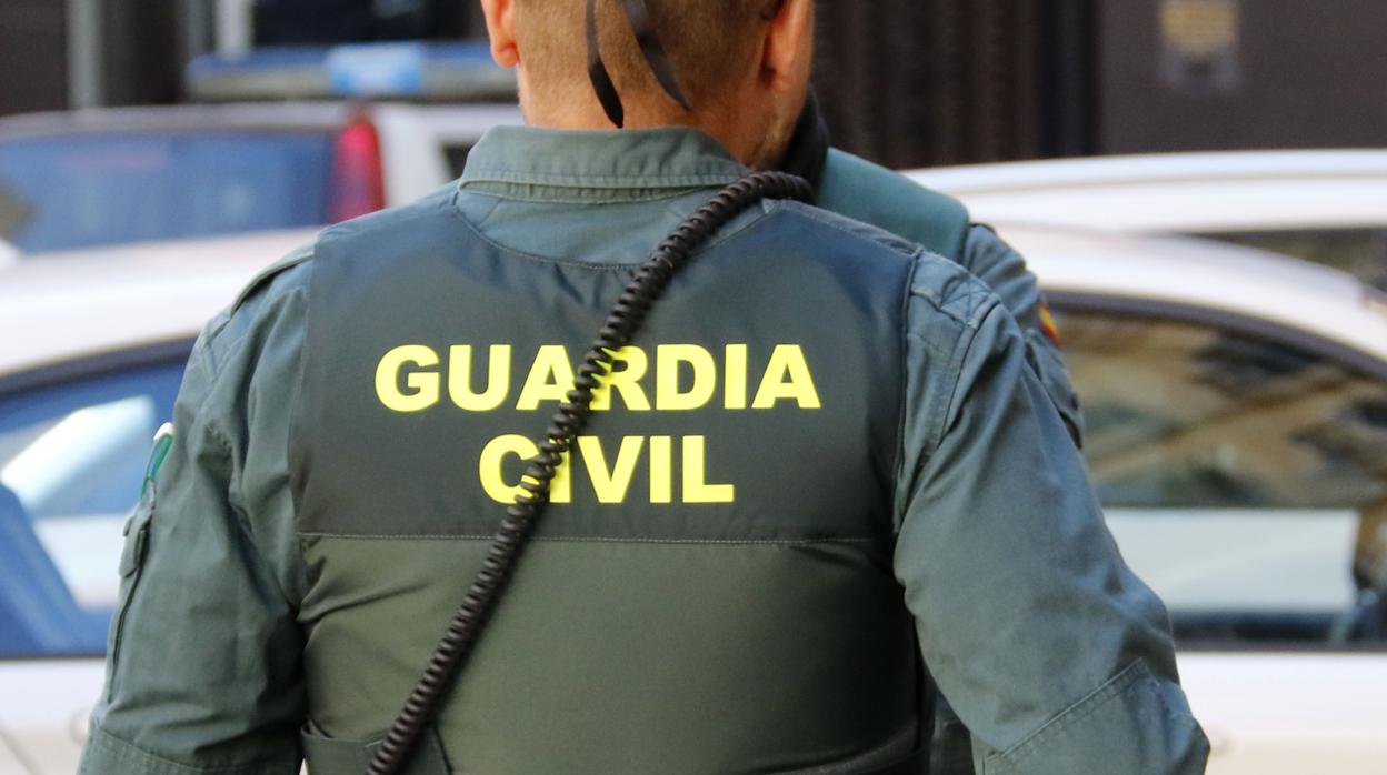 Un agente de la Guardia Civil