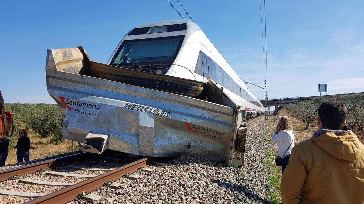 La parte frontal del tren, impactada contra el remolque del tractor que bloqueaba el paso a nivel