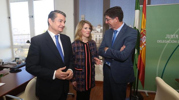 Juan Marín y Antonio Sanz arropan a Ana Mestre en su inicio como delegada de la Junta