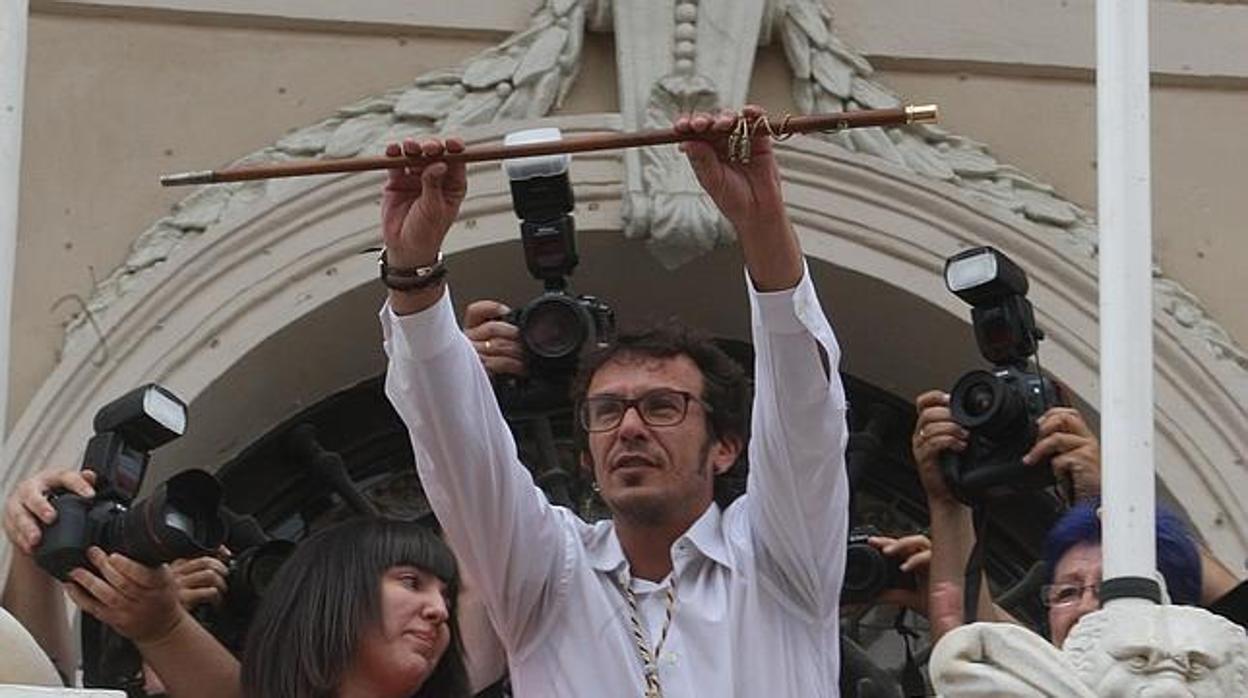 José María González muestra el bastón de mando desde el balcón del Ayuntamiento.