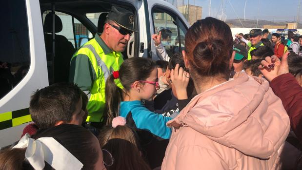 La Guardia Civil celebra su 175 aniversario ante más de 400 escolares de Badolatosa