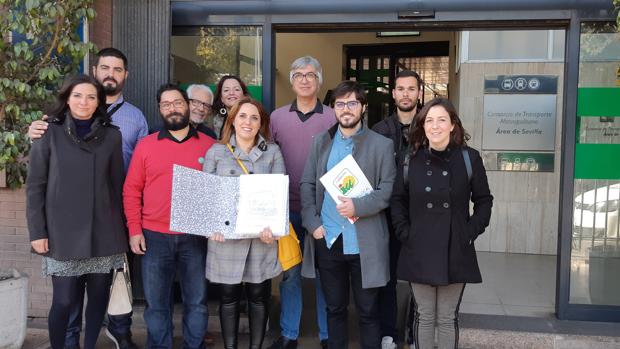 Entregan 5.000 firmas para un autobús que conecte Los Alcores y los hospitales de Valme y El Tomillar