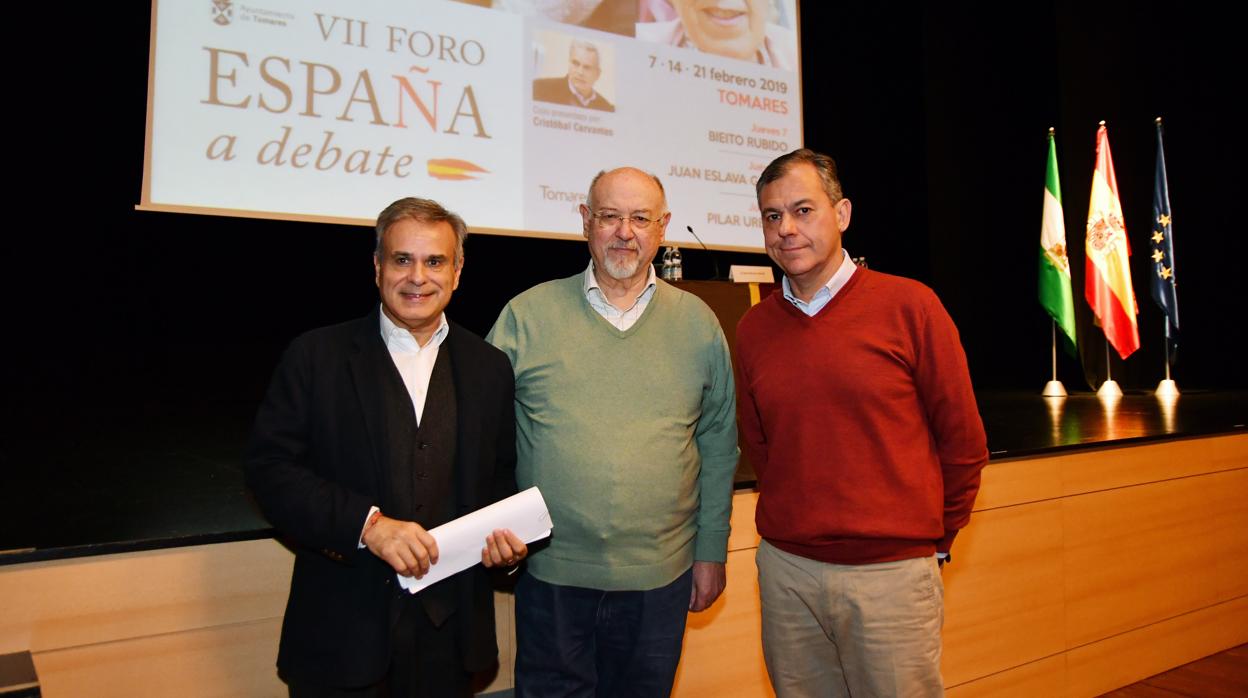 El escritor Juan Eslava Galán, el alcalde de Tomares, José Luis Sanz y el moderador del debate, Cristóbal Cervantes (izquierda)