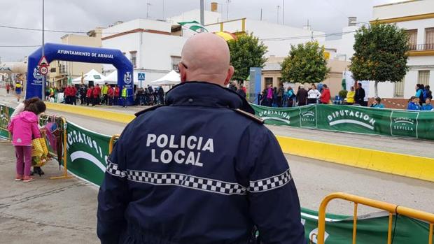 El Ayuntamiento de Arahal convoca diez plazas de agentes de policía para completar la ratio recomendada