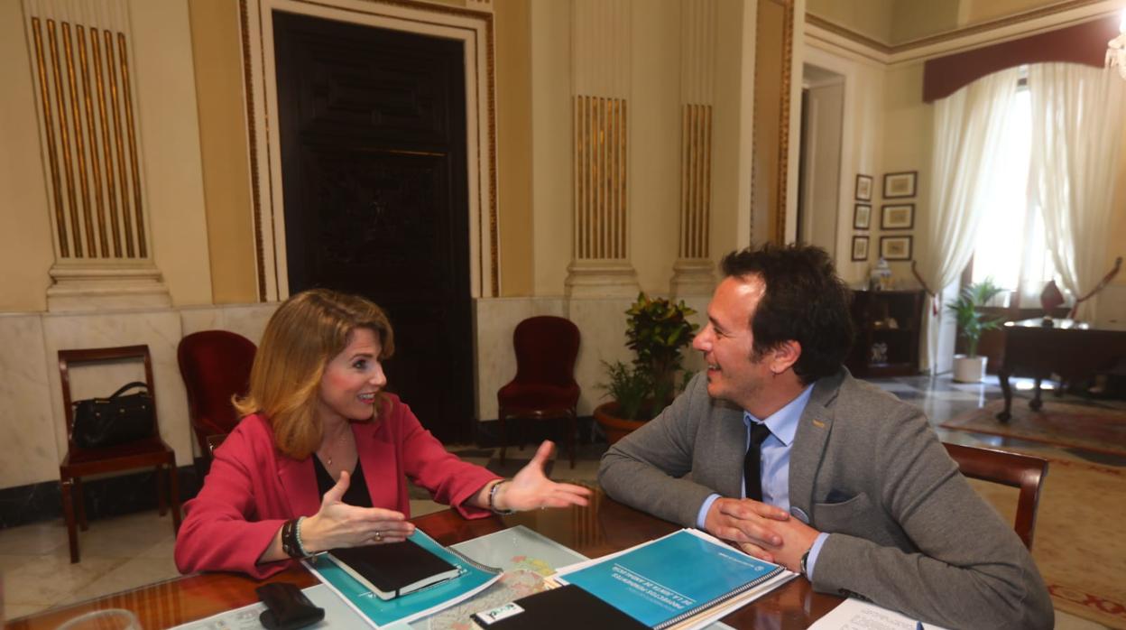 La nueva delegada del Gobierno andaluz, en el despacho de Alcaldía con José María González Santos.