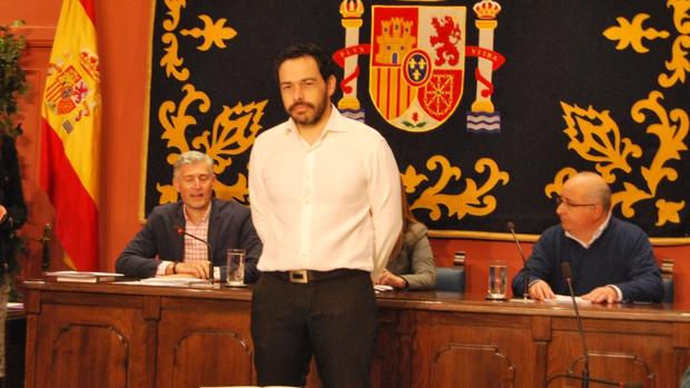 Toma posesión un nuevo concejal en el Ayuntamiento de Alcalá y el PSOE le reclama el acta