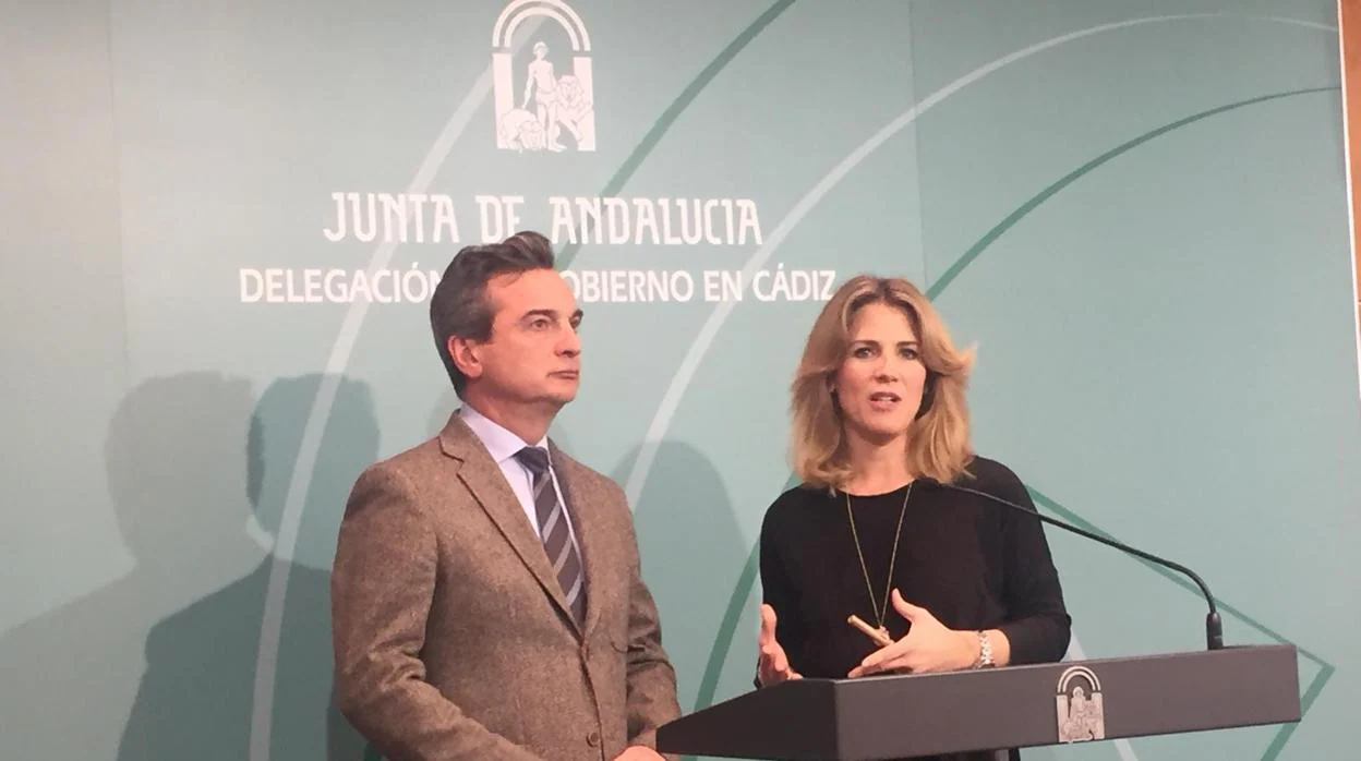 El rector de la UCA y la delegada de la Junta en Cádiz durante su comparecencia ante los medios de comunicación.