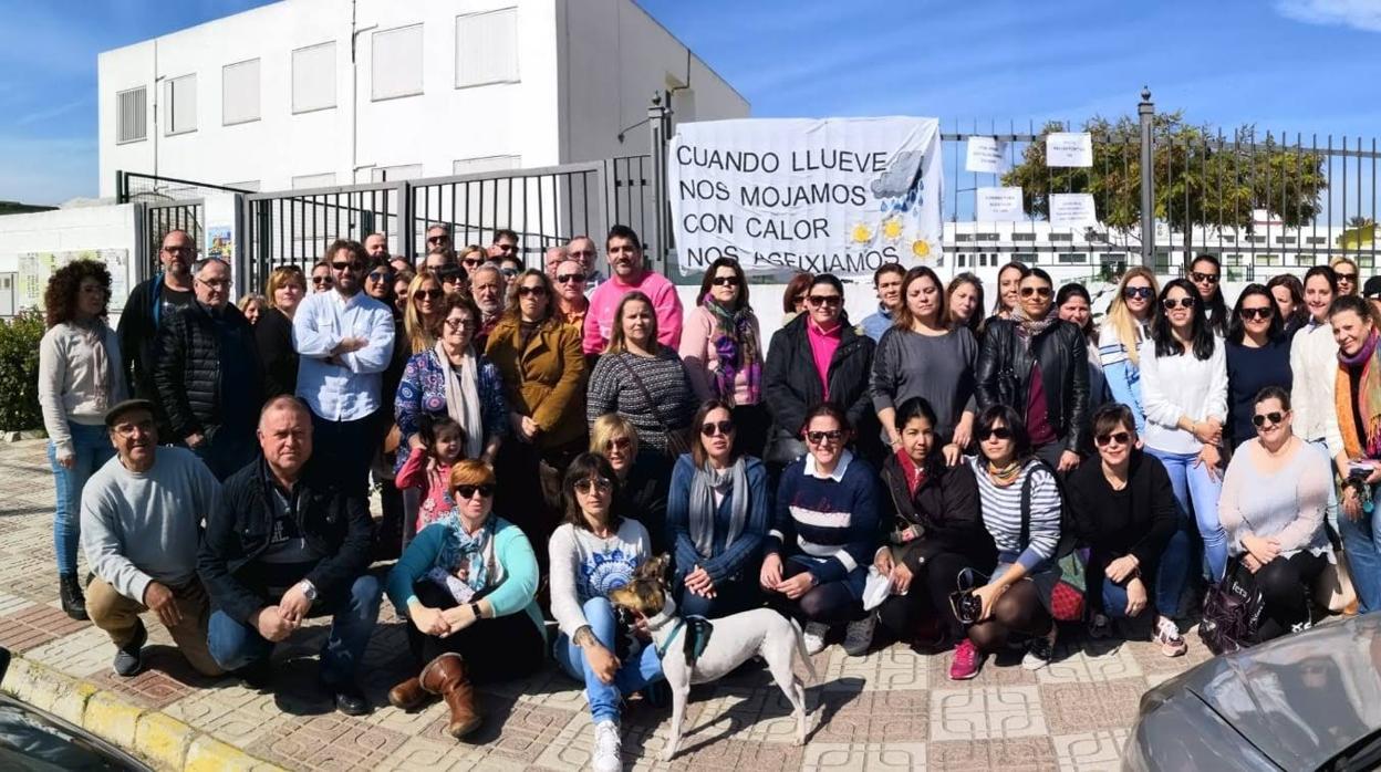 Los padres de los alumnos del colegio Espartinas durante una jornada de protesta