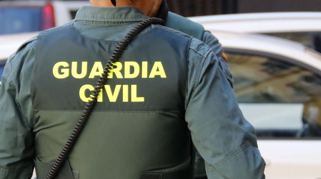 Un agente de la Guardia Civil