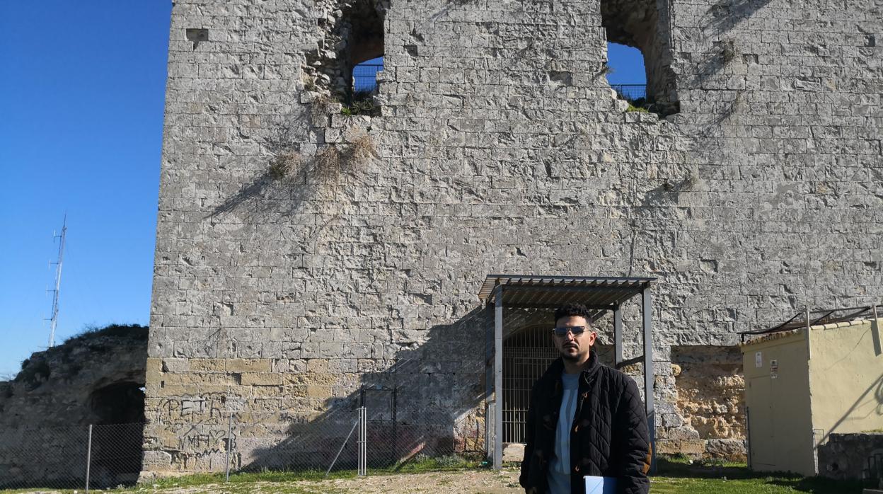 El arqueólogo local Juan Diego López a los pies de la Torre del Homenaje de Morón de la Frontera