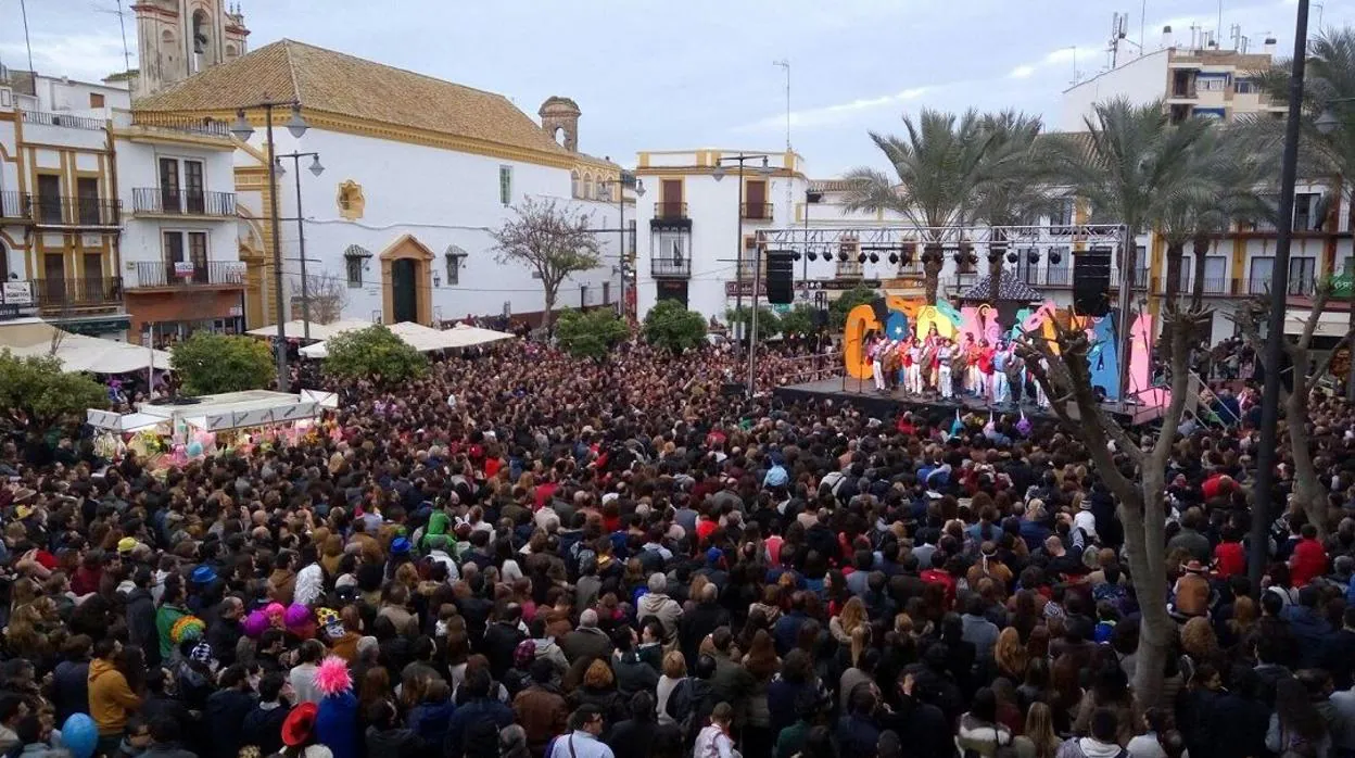 La plaza del Altozano de Utrera se llena de personas para disfrutar de los carnavales