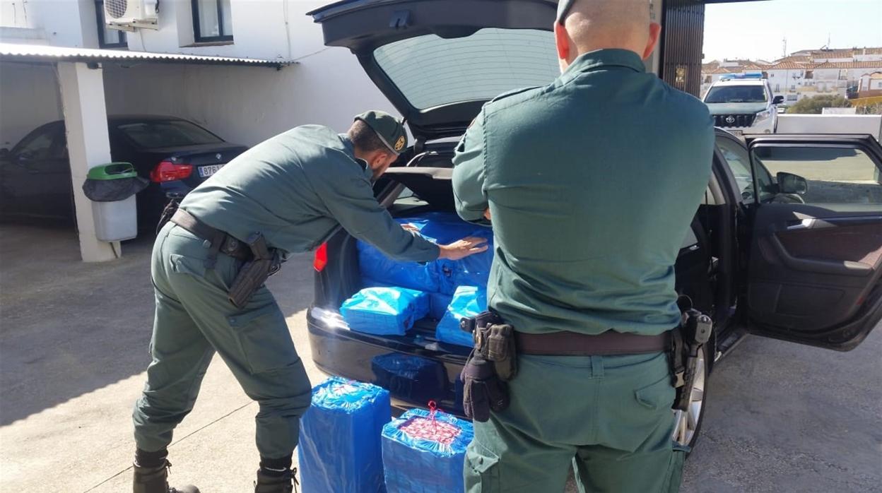 La Guardia Civil interviene 3.500 cajetillas de tabaco de contrabando en un control en Benalup