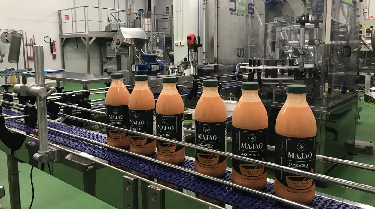 Varias botellas de gazpacho sobre la línea de envasado de la empresa Majao, en Mairena del Aljarafe