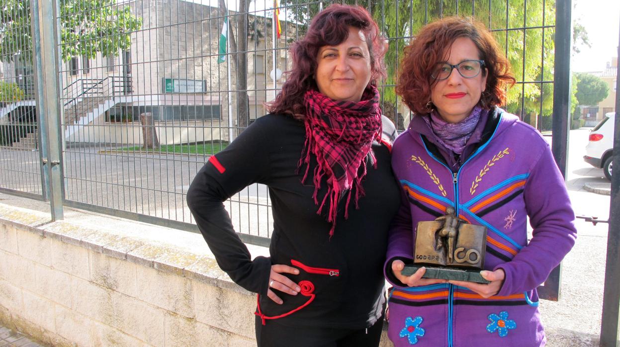 Manuela Román y Rocío Calvo, con el premio concedido por Codapa, a las puertas del colegio público Ana Josefa Mateos Gómez