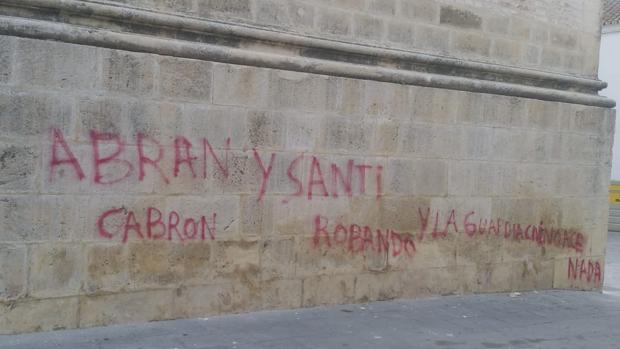 La Guardia Civil investiga unas pintadas en la base de la torre de la Giraldilla de Lebrija