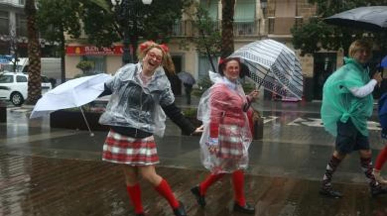 La lluvia aparecerá en el Carnaval a mediados de semana