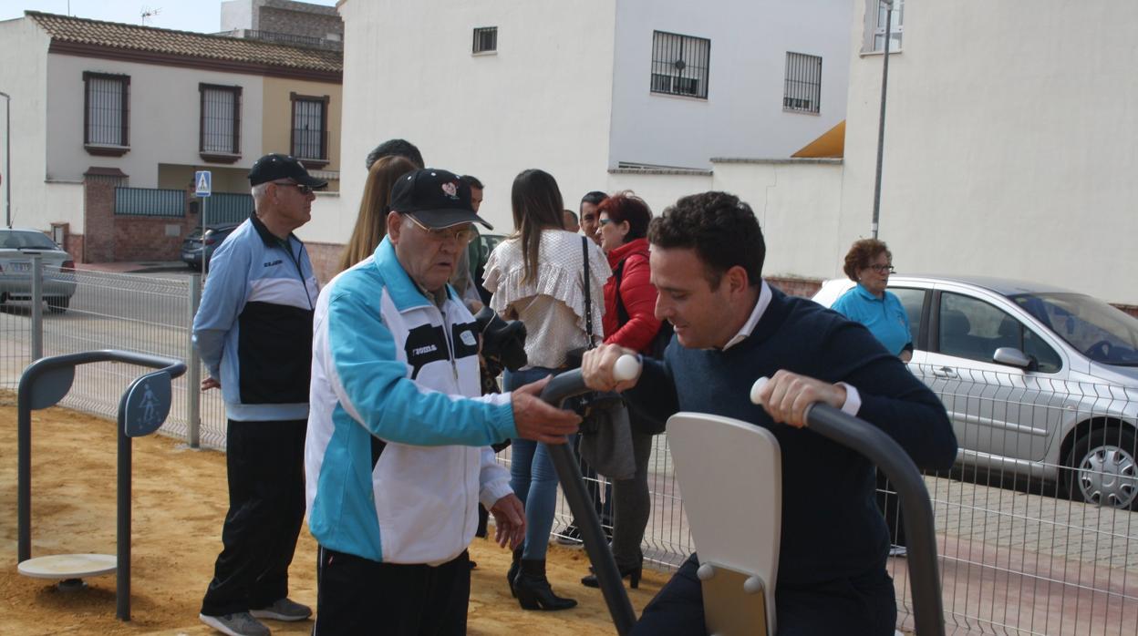 El nuevo espacio de ocio incorpora un parque biosaludable con equipos para el ejercicio al aire libre