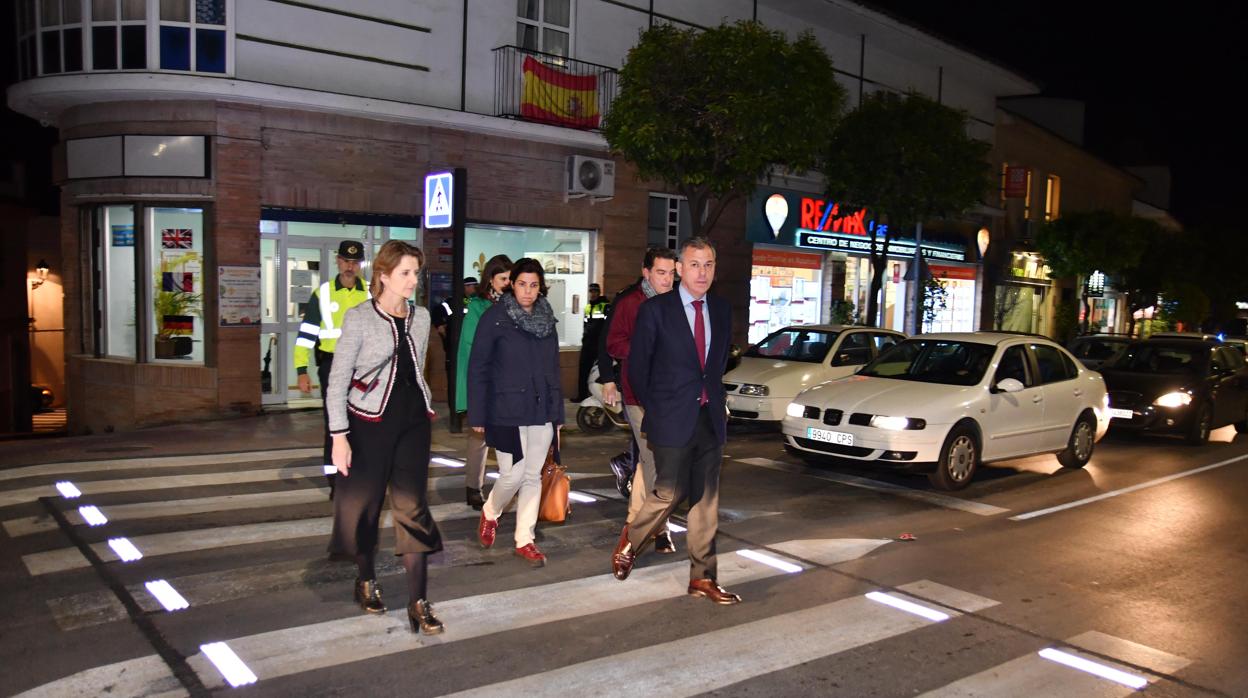 El alcalde José Luis Sanz cruza un paso de cebra inteligente en una de las calles de Tomares