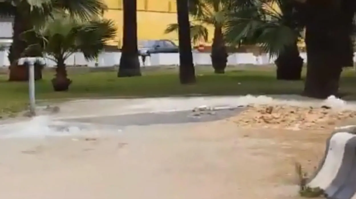 Revienta una tubería de agua potable en la entrada de Cádiz