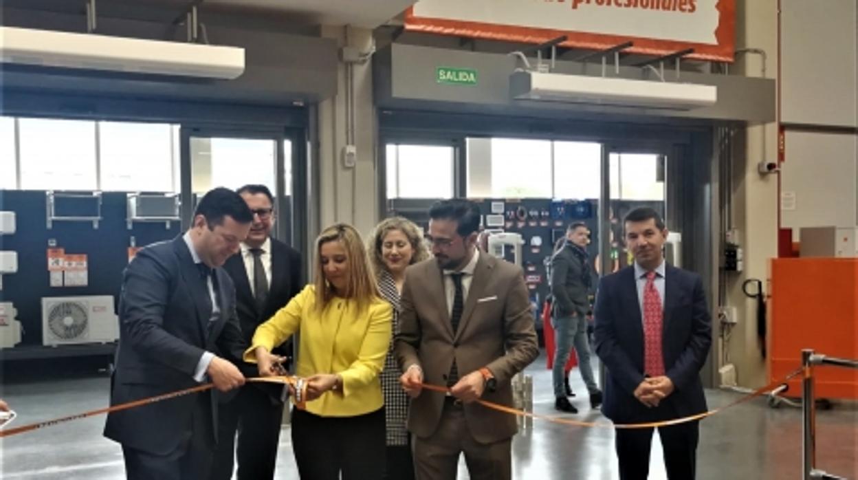 Protocolario corte de la cinta a cargo de la alcaldesa, Ana Isabel Jiménez, y el director general de Bricomart, Antonio Bullido