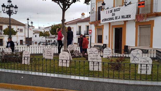 64 lápidas por mujeres asesinadas llenan las plazas de El Saucejo en el Día de la Mujer Trabajadora