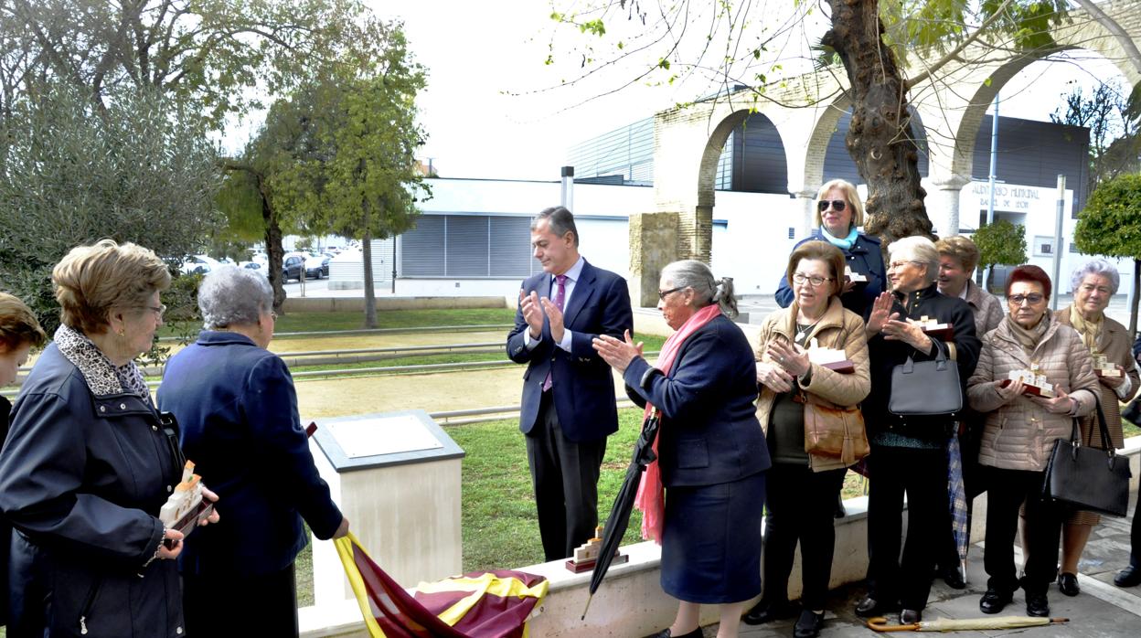 El alcalde de Tomares en el momento del homenaje a las mujeres aceituneras