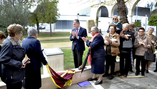 Tomares homenajea a las mujeres aceituneras de la década de los años 50 del siglo pasado