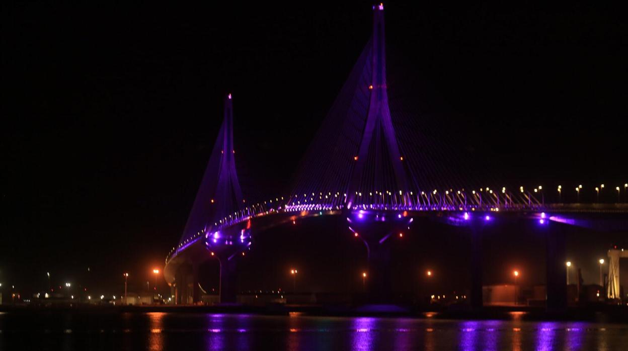El segundo puente, iluminado.