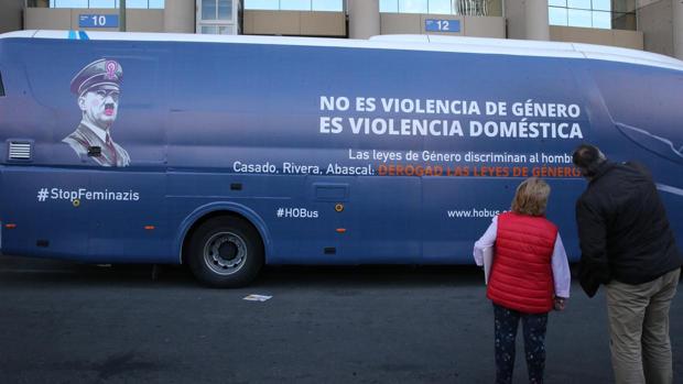 Policías locales denuncian la orden de «interceptar» el autobús de Hazte Oír en cuanto entrara en Cádiz