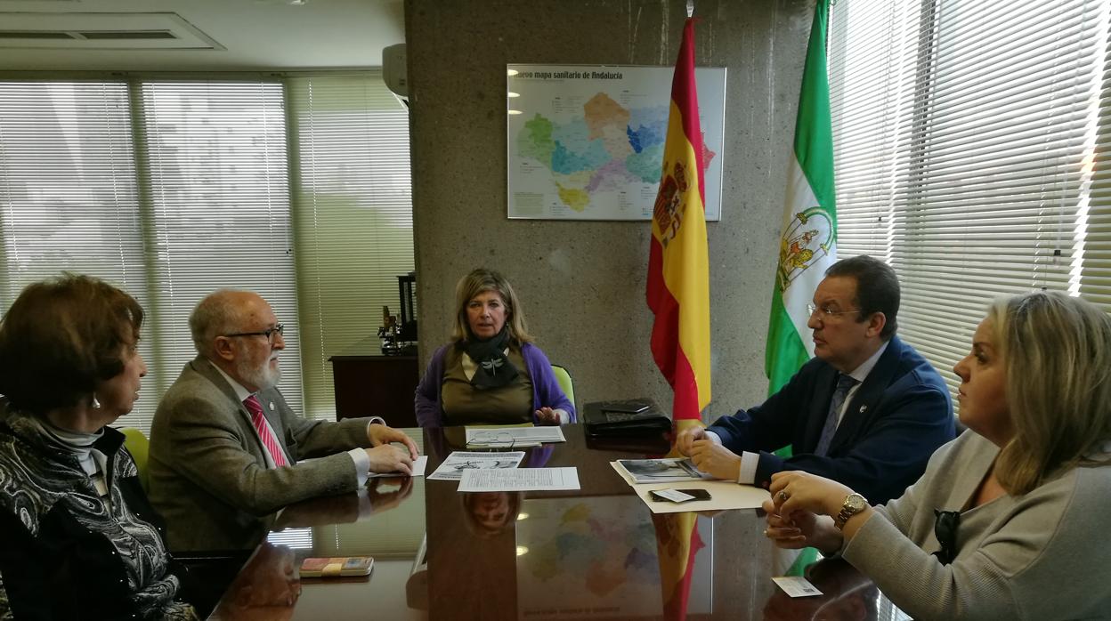 Toma de contacto entre el Colegio de Médicos de Cádiz y la nueva delegada de Salud y Familias