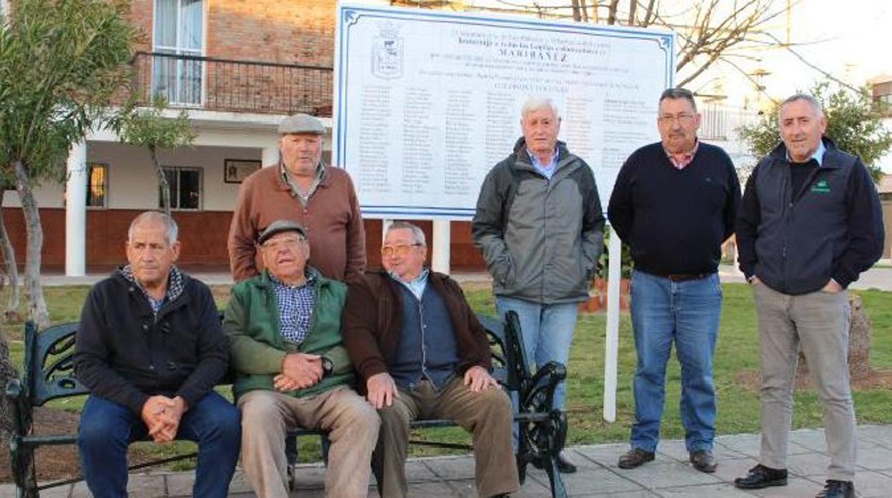 Eusebio Aguilera, en el centro del banco, junto a otros colonos de Maribáñez