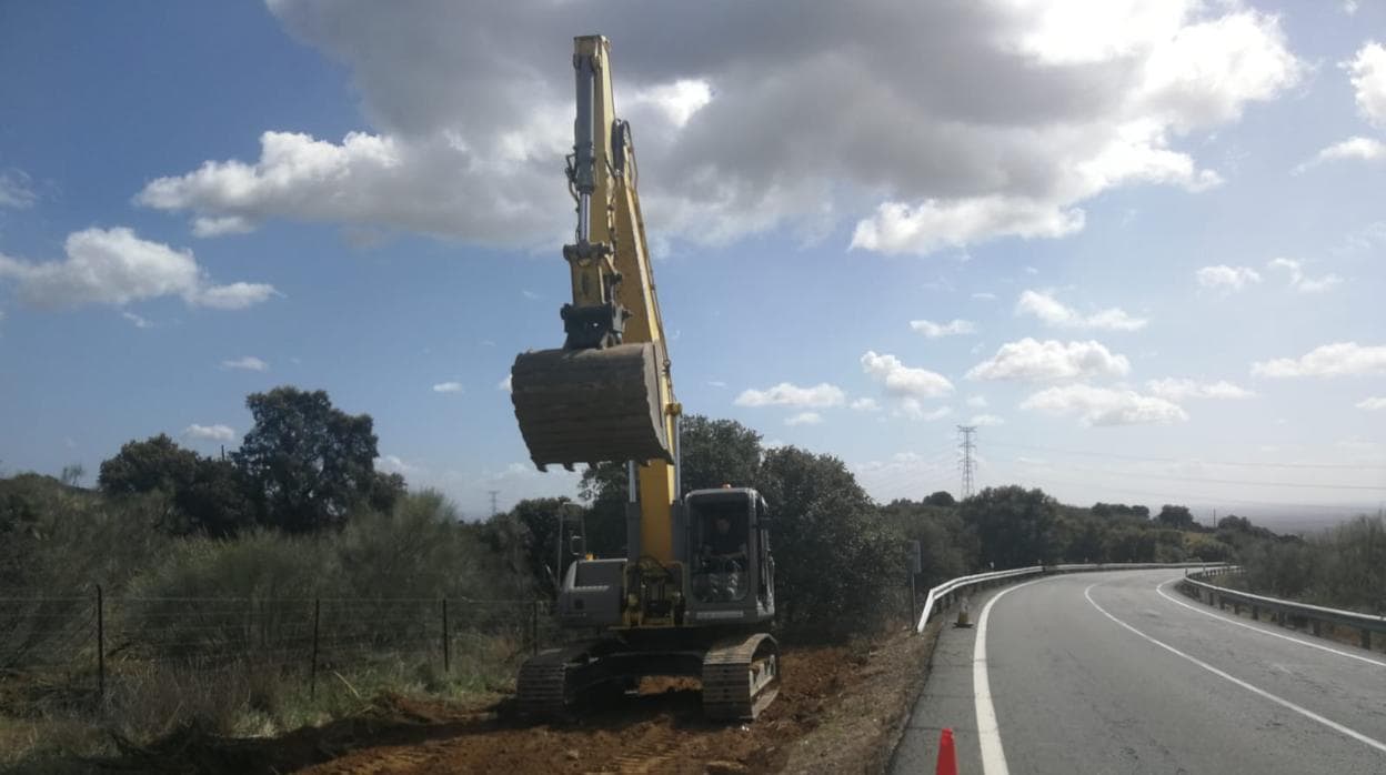 Trabajos de construcción del carril para vehículos lentos entre Castilblanco y Burguillos