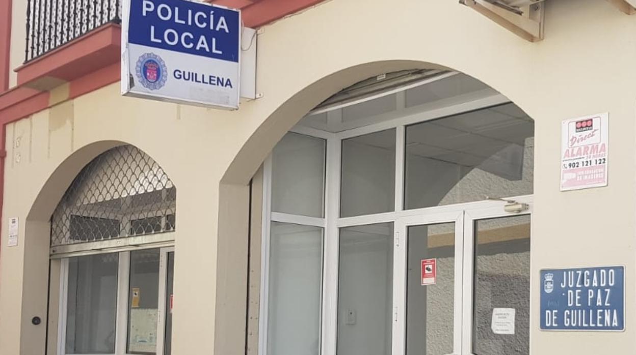 Los dos locales comerciales que acogen las sedes de la Policía Local y Juzgado de paz de Guillena