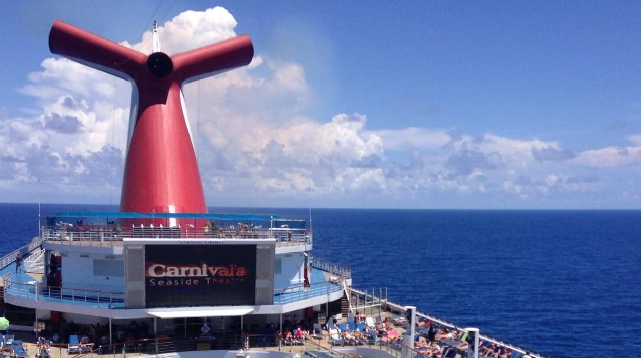 Zona de atracciones del 'Triumph' con la chimenea al fondo en forma de cola de ballena