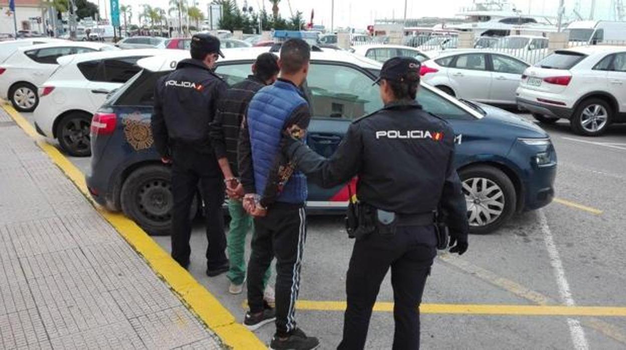 La Policía Nacional ha detenido a dos personas que se escondieron debajo de una cama para no ser descubiertos