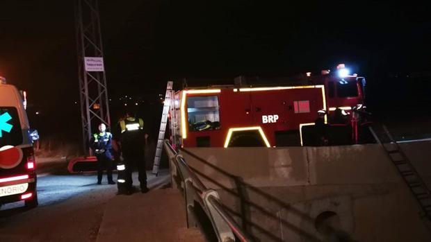 Un hombre herido en Utrera tras caer desde cinco metros a un arroyo al tratar de rescatar a un perro