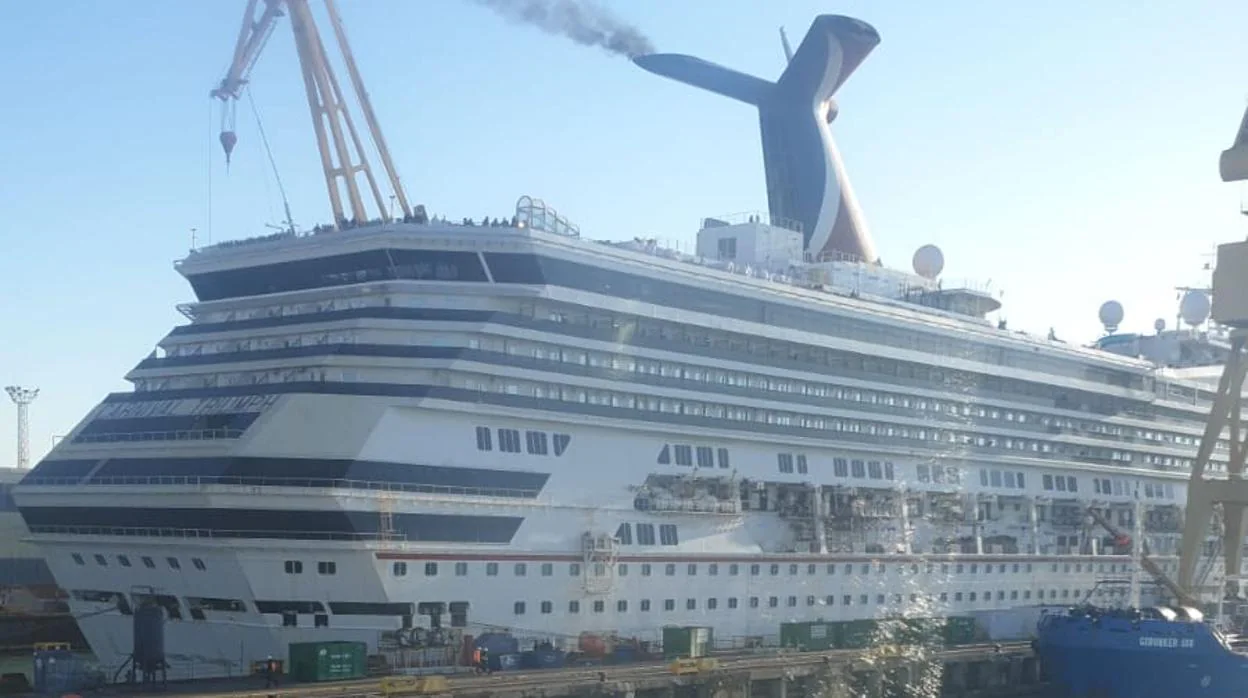 Imagen del crucero 'Triumph', de Carnival, en el dique cuatro del astillero de Cádiz