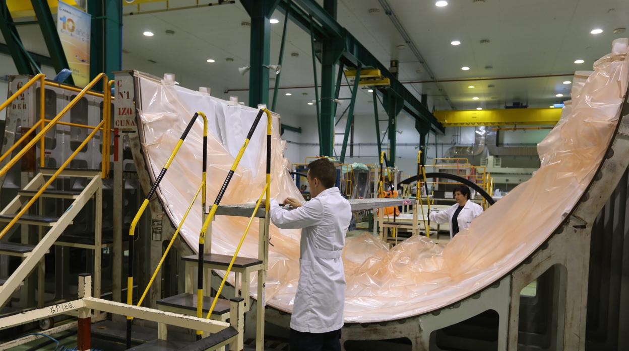 Fabricación de los cubremotores o ‘fan cowl’ en la planta de Airbus (CBC) de El Puerto