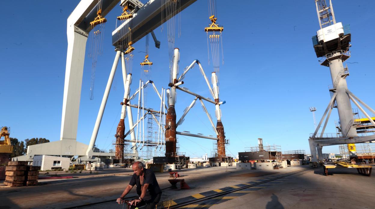 Construcción de estructuras eólicas en el astillero de Puerto Real