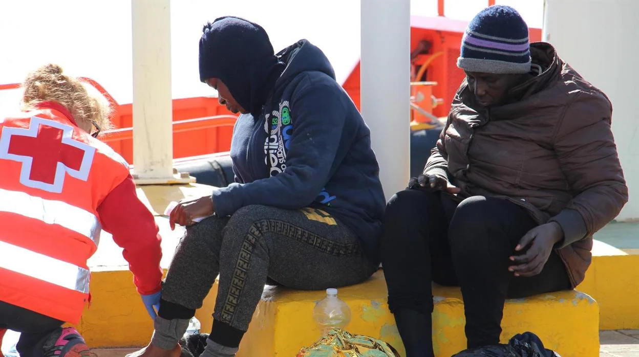 Trasladan a Algeciras a cuatro personas rescatadas de una patera