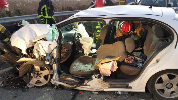 Aparatoso choque frontal entre tres turismos en la localidad sevillana de La Puebla del Río