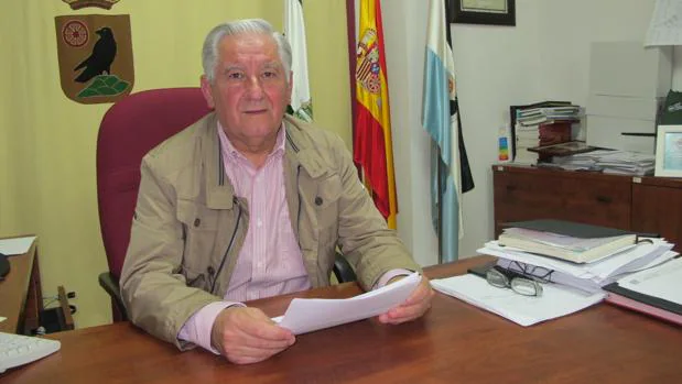 El alcalde de El Cuervo destituye a los cuatro delegados y asume sus funciones