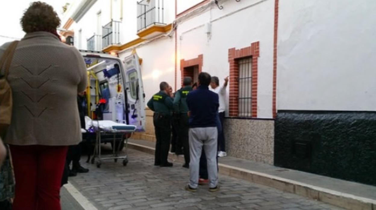 Agentes de la Guardia Civil en la puerta de la casa de la calle Pedrera de Arahal donde se cometió el doble crimen