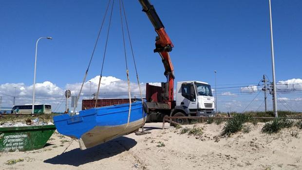 Retiran la patera que este domingo alcanzó la playa de Cortadura en Cádiz