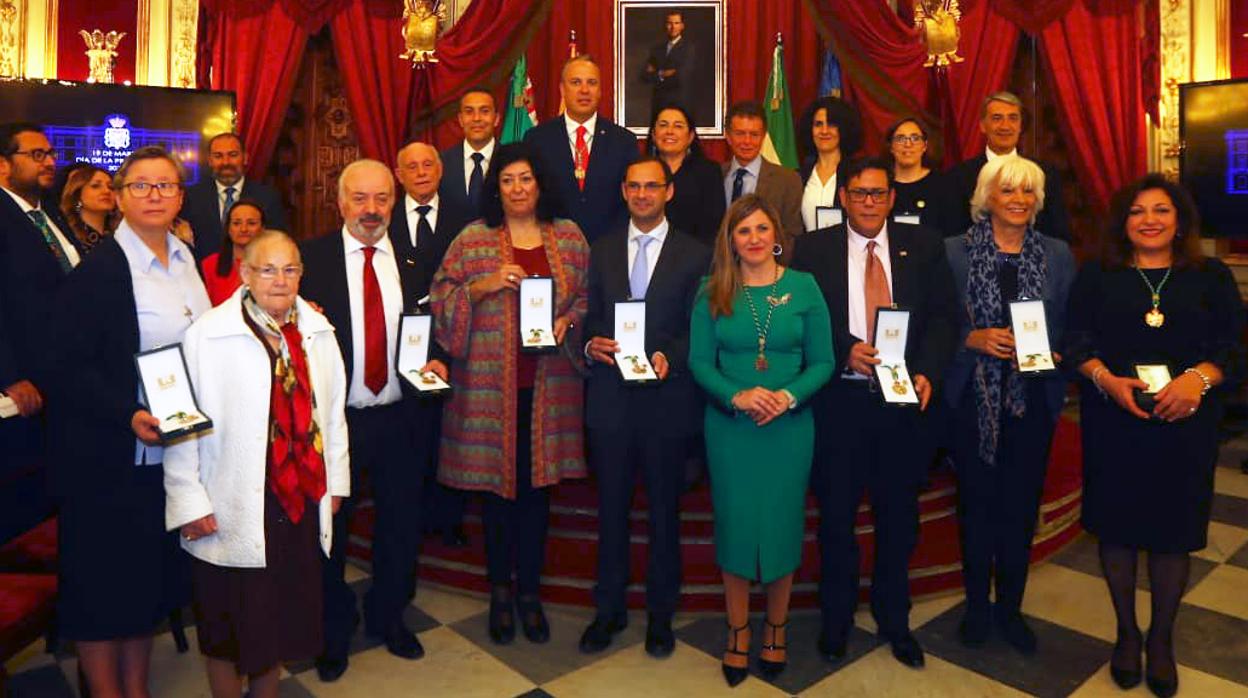 Los premiados, junto a la presidenta de la Diputación de Cádiz, al término de la ceremonia.